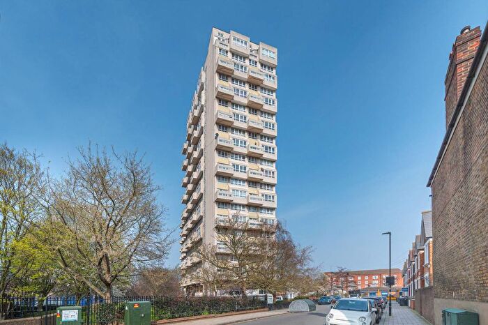 1 Bedroom Flat For Sale In Grantham Road, Clapham North, London, SW9