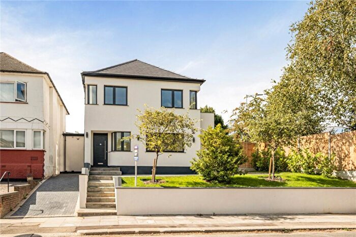 3 Bedroom Detached House For Sale In Highview Avenue, Edgware, HA8