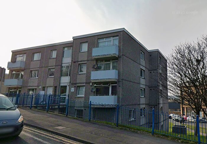 2 Bedroom Flat To Rent In Crag Road, Shipley, West Yorkshire, BD18