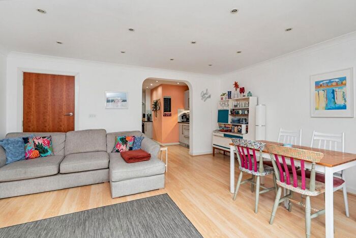 3 Bedroom Flat For Sale In St. Francis Close, Crowthorne, RG45