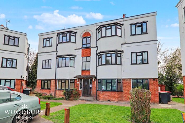 2 Bedroom Flat For Sale In York Crescent, Loughton, IG10