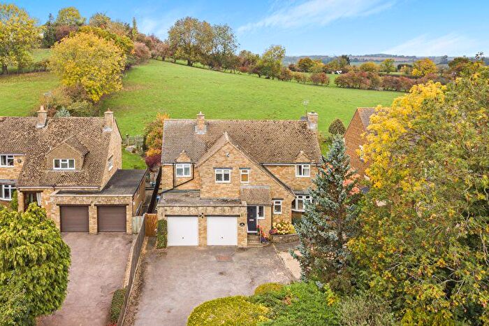 4 Bedroom Detached House For Sale In Banbury Road, Bloxham, OX15