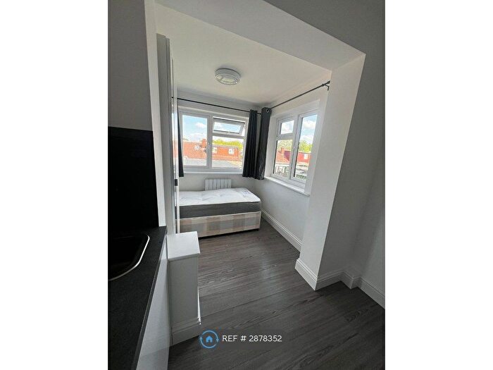 Studio To Rent In Tamworth Lane, Mitcham, CR4