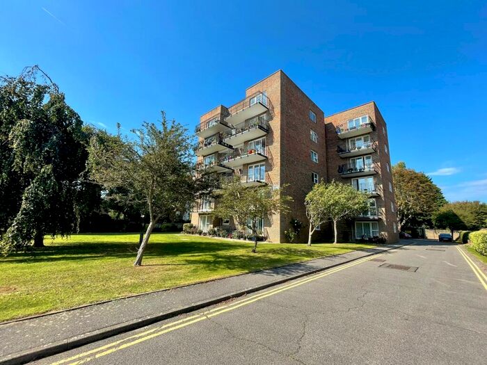 2 Bedroom Flat To Rent In Grand Avenue, Worthing, BN11