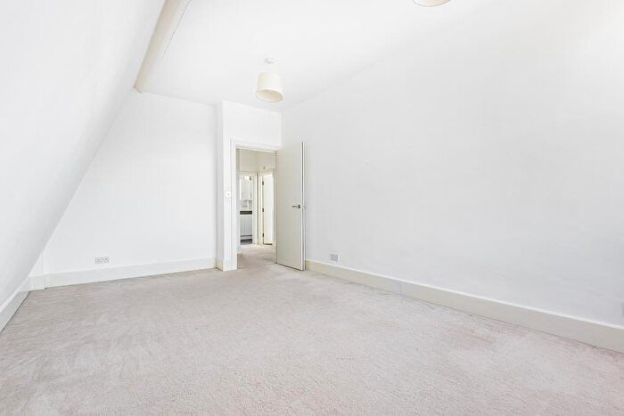 1 Bedroom Flat To Rent In Thames Street, Kingston, KT1