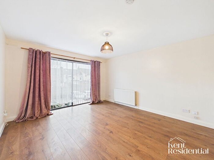 1 Bedroom Flat To Rent In Connaught Road, Chatham, ME4