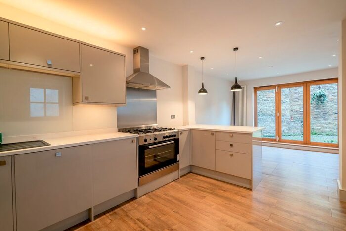 2 Bedroom Flat To Rent In Blythe Road, London, W14