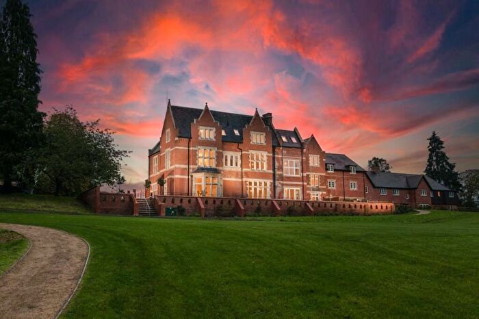 2 Bedroom Flat For Sale In Stoneleigh Road, Blackdown, CV32