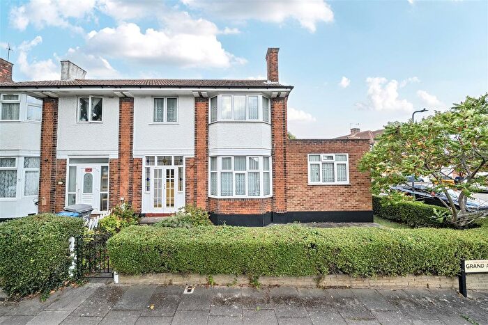 6 Bedroom Semi-Detached House For Sale In Grand Avenue, Wembley, HA9
