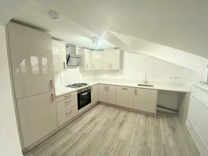 2 Bedroom Apartment To Rent In Kingfield, GU22