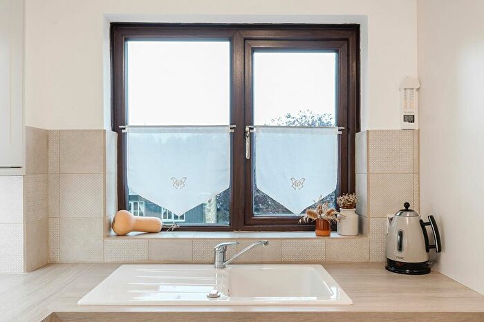 2 Bedroom Flat For Sale In Coppice Drive, Coppice Court Coppice Drive, HG1