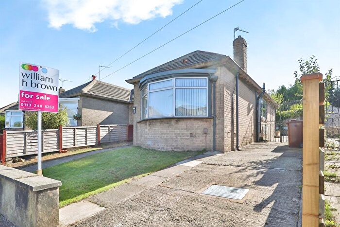 2 Bedroom Semi-Detached Bungalow For Sale In Kingswear Grove, Leeds, LS15
