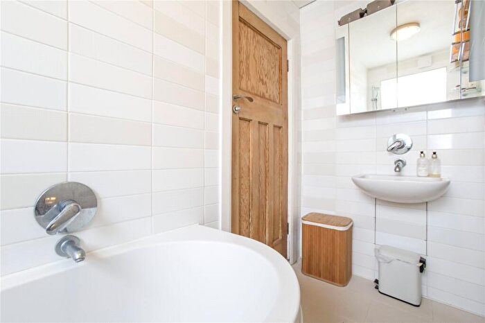 2 Bedroom Apartment To Rent In Heneage Street, Shoreditch, London, E1