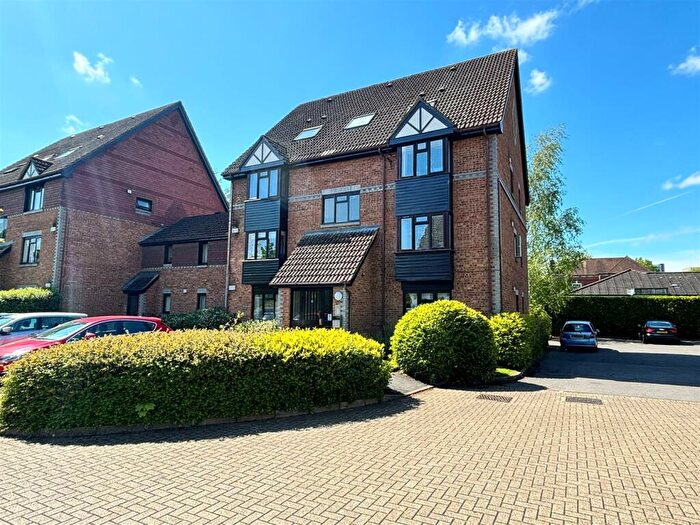 Apartment To Rent In Woking, GU22