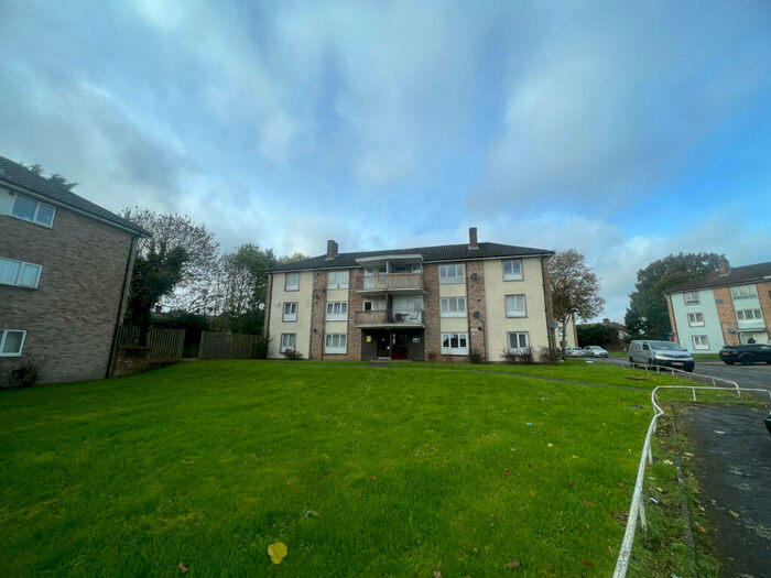 2 Bedroom Flat To Rent In Shawfield, Hollywood, B47