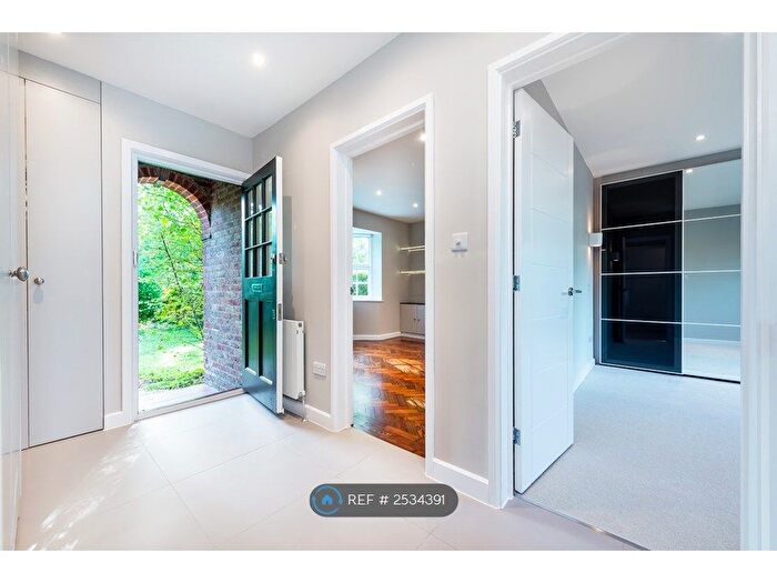 1 Bedroom Flat To Rent In Midholm Close, London, NW11