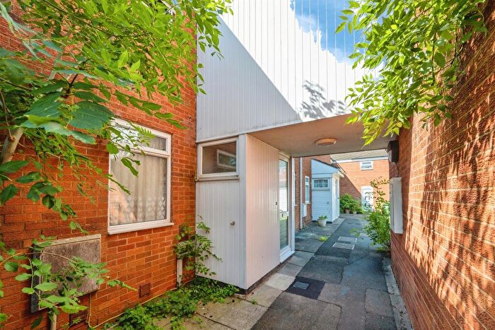 4 Bedroom Terraced House For Sale In Ilmington Close, Redditch, B98