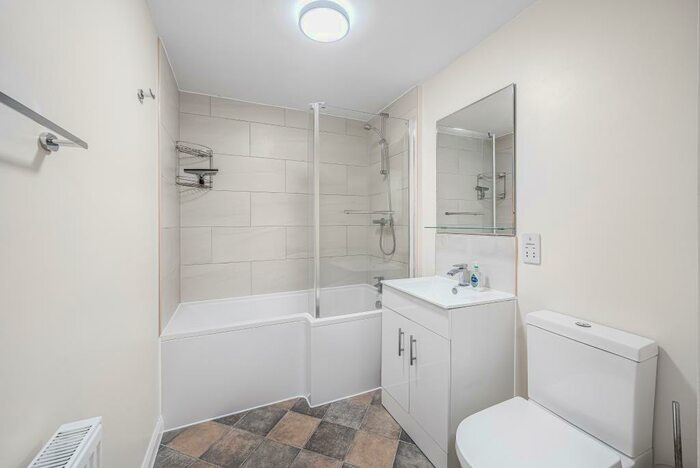 2 Bedroom Flat To Rent In Holmanleaze, Maidenhead, SL6