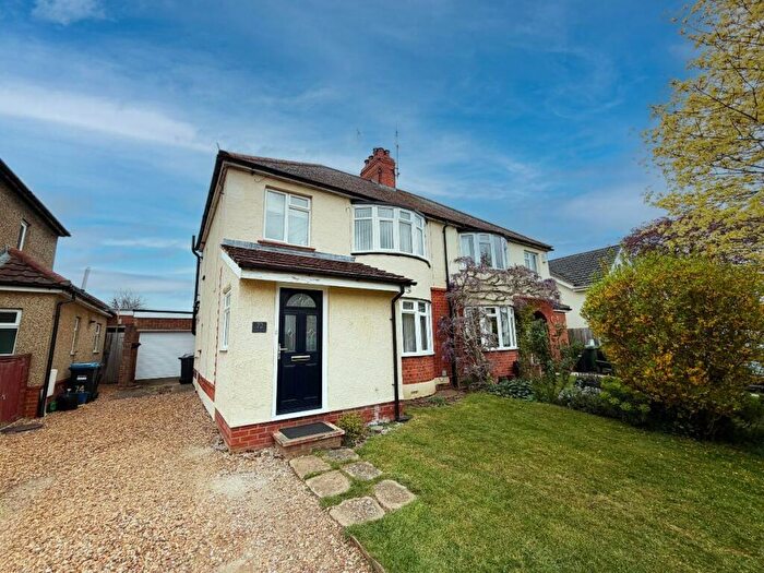 3 Bedroom Semi Detached House For Sale In Lakes Lane, Newport Pagnell, MK16