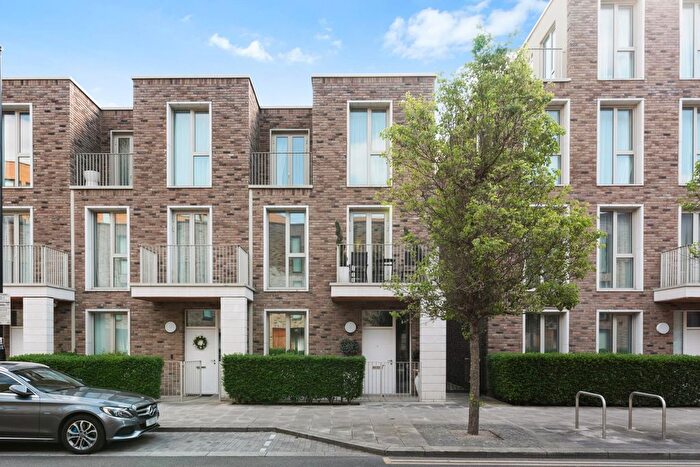 3 Bedroom Town House For Sale In Starboard Way, Royal Wharf, E16