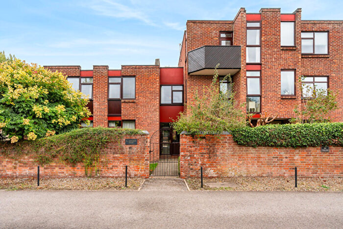 2 Bedroom Apartment For Sale In Reading Road, Wallingford, OX10