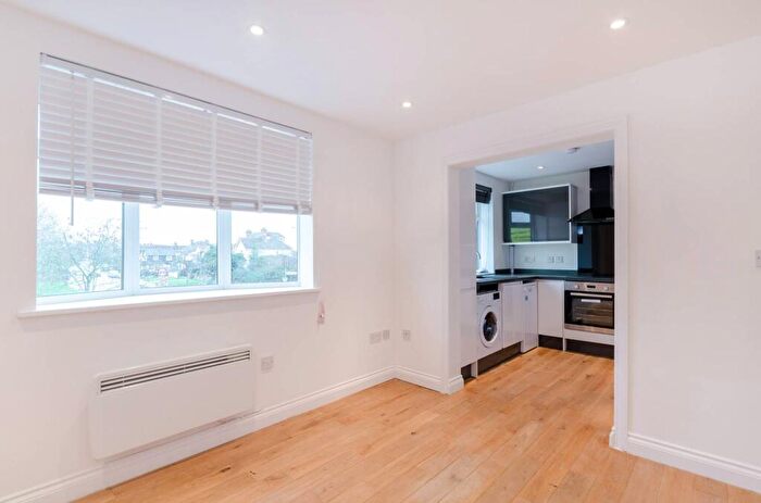 2 Bedroom Flat To Rent In Malden Road, Worcester Park, KT4