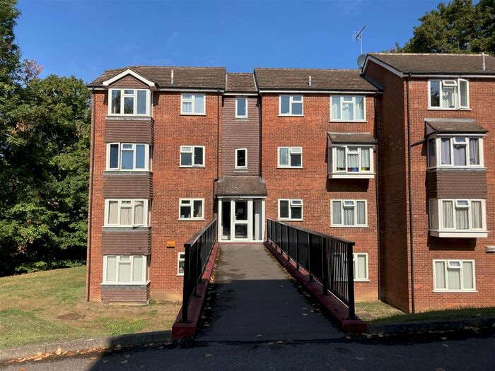 1 Bedroom Flat To Rent In Bridge Court, Craigmount, Radlett, WD7