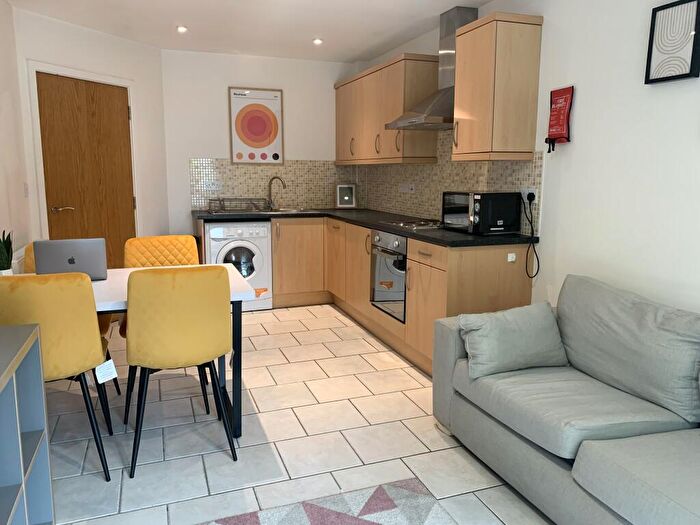 2 Bedroom Flat To Rent In Bed Student Apartment // /, LN1