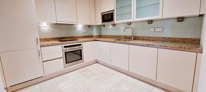 2 Bedroom Flat To Rent In Carlton Place, Whitefield, M45