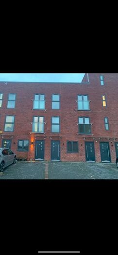 3 Bedroom Flat To Rent In Amina Road, Manchester, M8