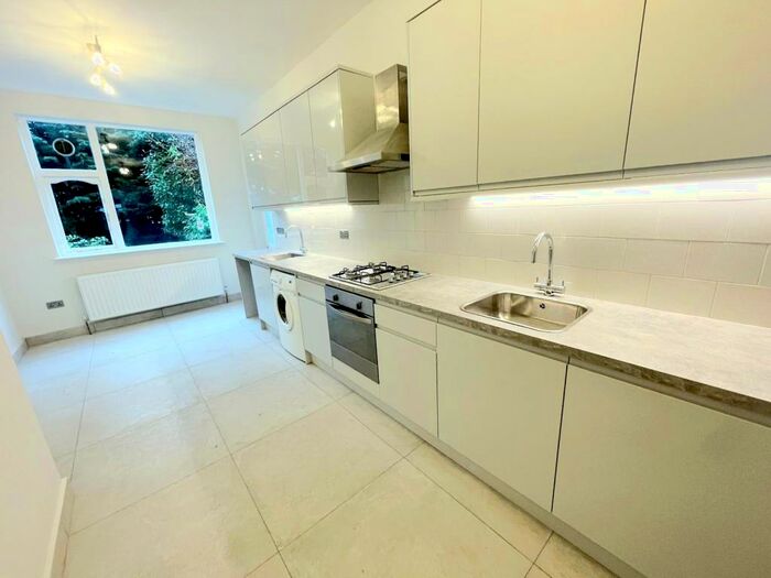 4 Bedroom House To Rent In Garrick Avenue, Golders Green, NW11