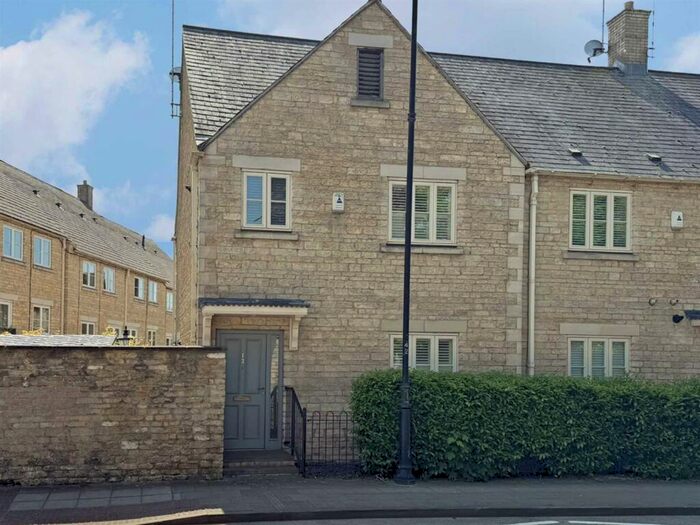 3 Bedroom Town House To Rent In Wharf Road, Stamford, PE9
