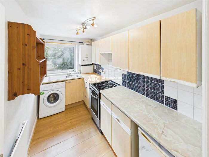 2 Bedroom Flat For Sale In Sunningfields Crescent, Hendon, NW4
