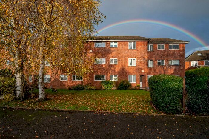 2 Bedroom Flat To Rent In Fairlands Avenue, Guildford, Guildford, GU3