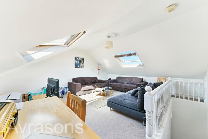 3 Bedroom Flat To Rent In Heyford Avenue, Vauxhall, SW8