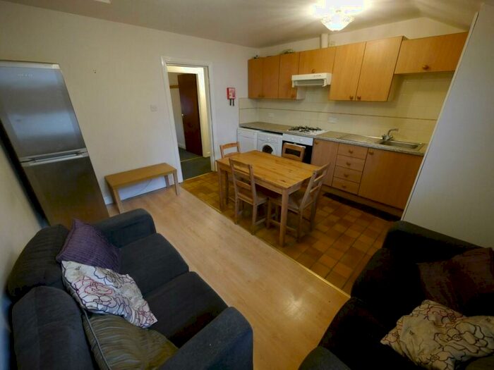 3 Bedroom Flat To Rent In Flat, Clarendon Court, LS2