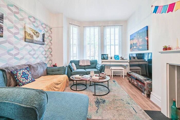 2 Bedroom Flat To Rent In Sumatra Road, London, NW6