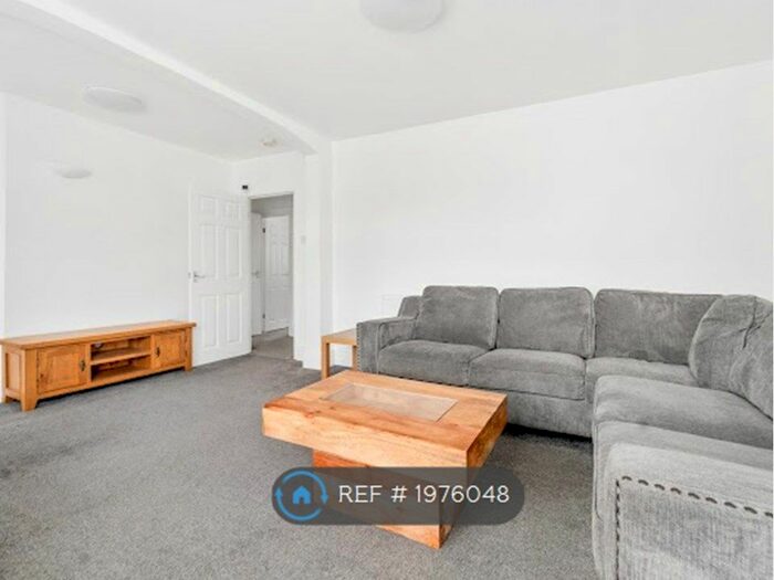 2 Bedroom Flat To Rent In Alwoodley Lane, Leeds, LS17