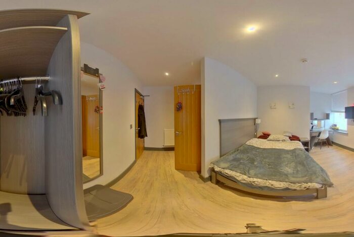 6 Bedroom Apartment To Rent In Hoods Hideout, - Houndsgate, NG1