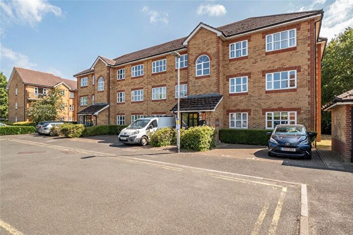 2 Bedroom Flat For Sale In Elliotts Way, Caversham, Reading, RG4