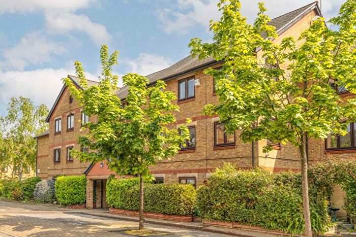 1 Bedroom Flat To Rent In Riverside Close, Clapton, E5