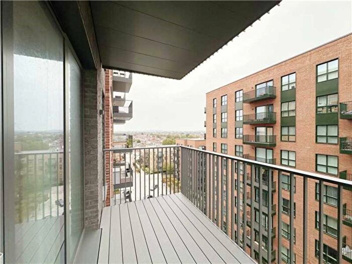 2 Bedroom Flat To Rent In Cedrus Avenue, Southall., UB1