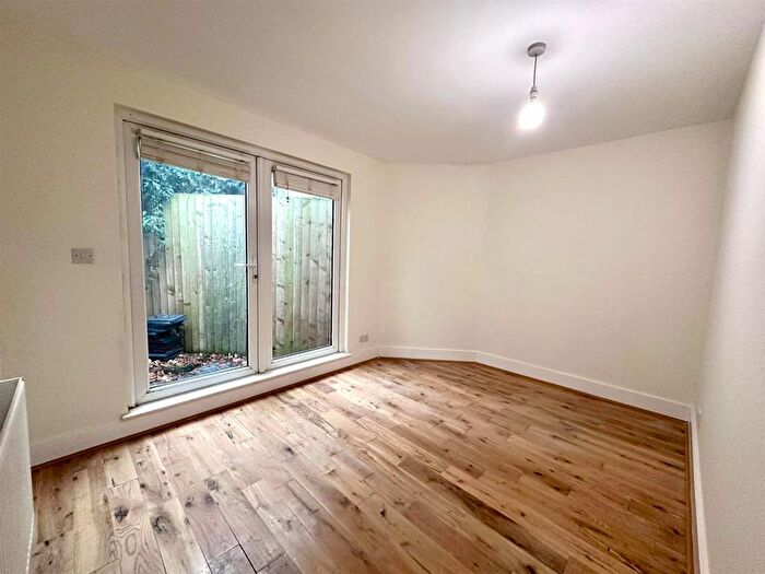 2 Bedroom Flat To Rent In Catford Hill, London, SE6