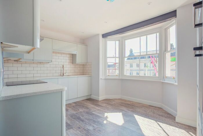 2 Bedroom Flat To Rent In High Street, Marlborough, SN8