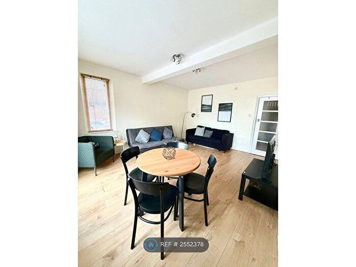 2 Bedroom Flat To Rent In Shepherds Bush Road, London, W6