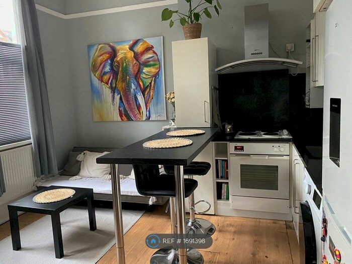 Studio To Rent In Cavendish Road, London, SW12