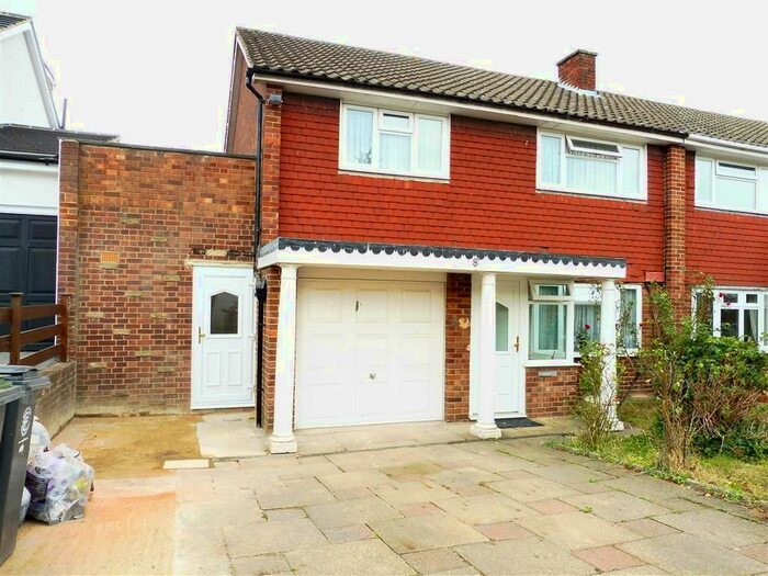 1 Bedroom Flat To Rent In Daylop Drive, Chigwell, IG7