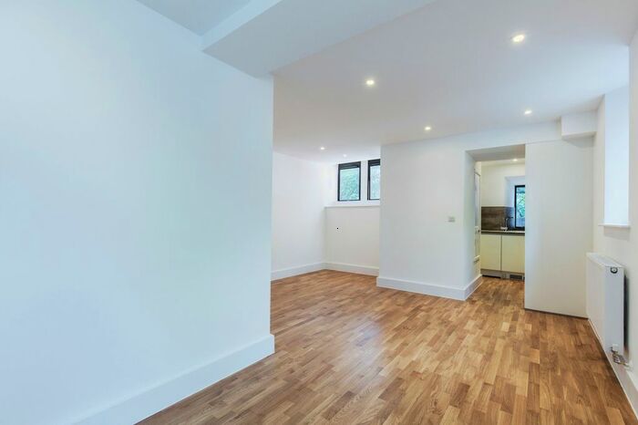 1 Bedroom Flat To Rent In Grove Road, London, N11