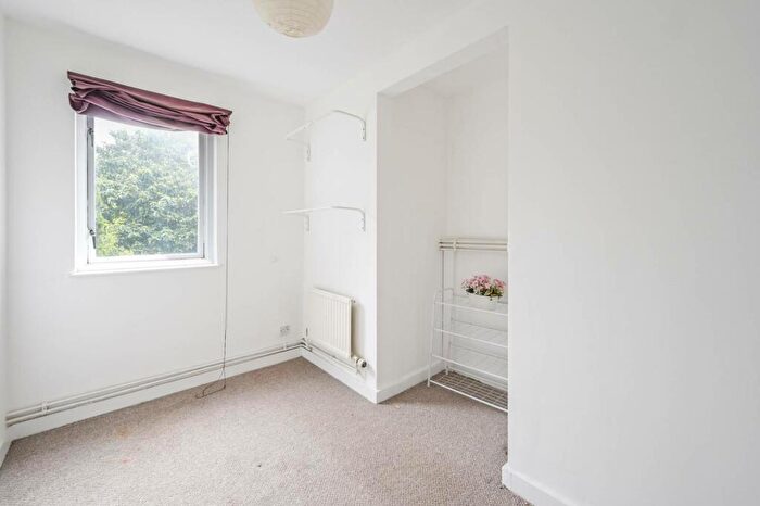 3 Bedroom Flat To Rent In Crofts Street, Tower Hamlets, London, E1