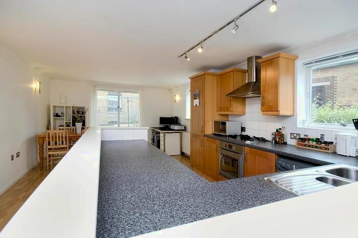 2 Bedroom Flat To Rent In Armoury House, Gunmakers Lane, London, E3